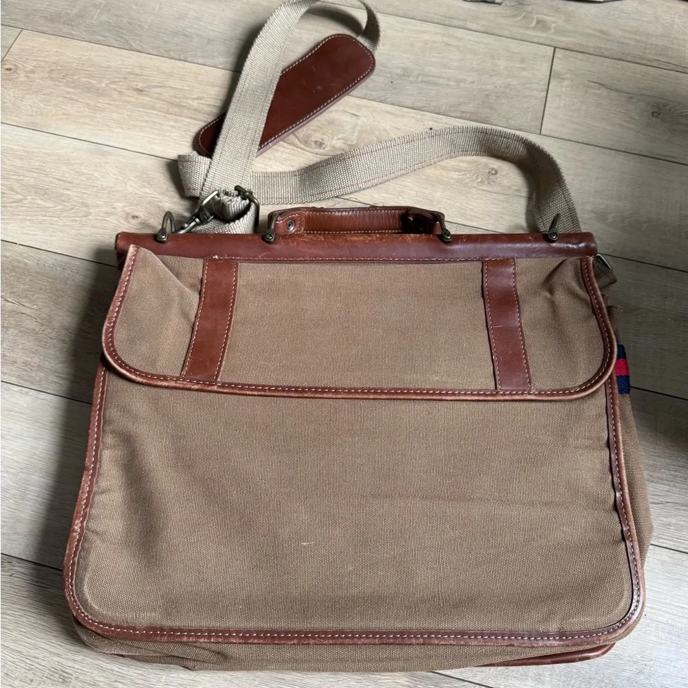 Tommy Hilfiger Workhorse Dowel Flap-Over Messenger Bag